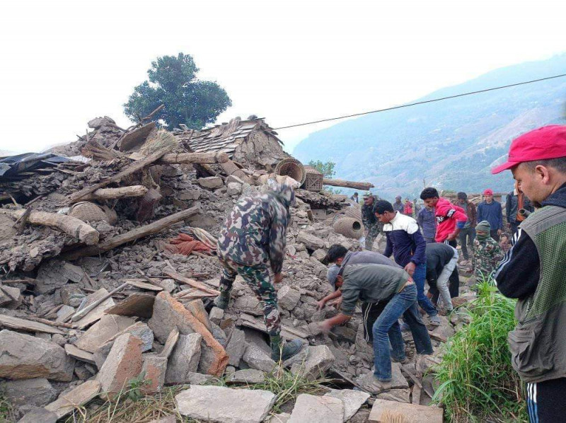डाेटीमा भूकम्पबाट घाइते भएकाहरूकाे हेलिकप्टरबाट उद्धार
